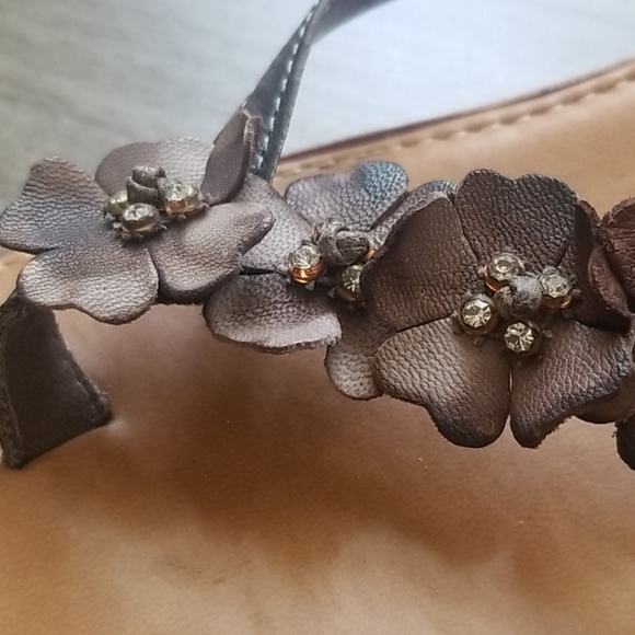 EUC Italian leather flip flops - Picture 4 of 7